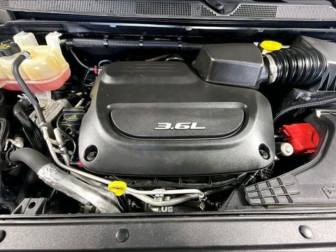 Used 2017 Chrysler Pacifica Limited w/ UConnect Theater Package FWD image 9