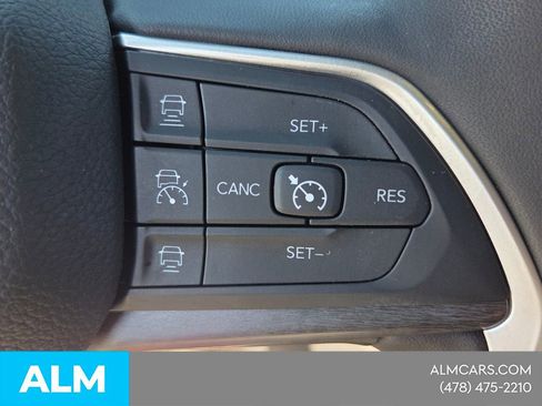 Used 2025 Jeep Grand Cherokee Limited w/ Luxury Tech Group II RWD image 28
