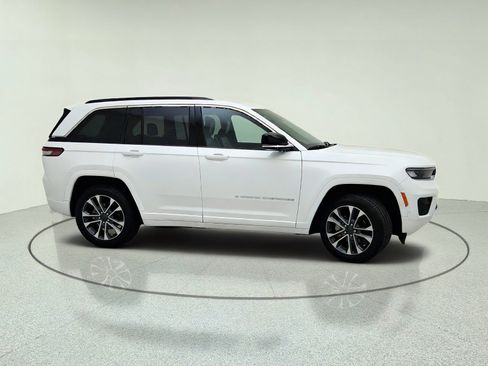 Used 2024 Jeep Grand Cherokee Overland w/ Luxury Tech Group IV AWD/4WD image 6