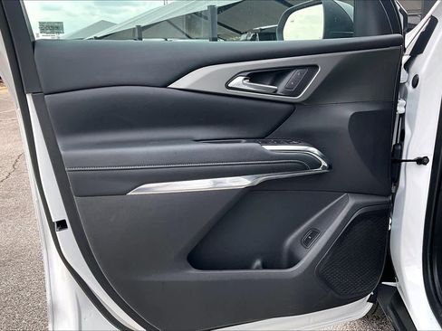 Used 2025 Chevrolet Traverse LT w/ Driver Confidence Package image 21