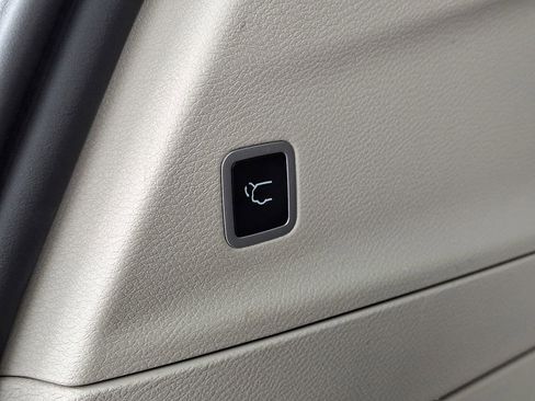 Used 2023 Chrysler Voyager LX image 29