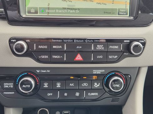 Used 2018 Kia Niro Touring FWD image 18