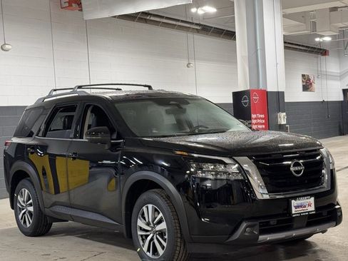 New 2025 Nissan Pathfinder SL image 3
