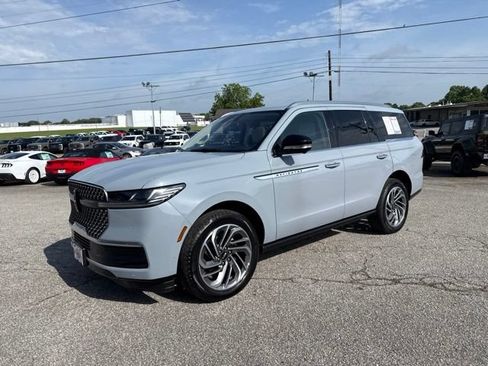 Used 2025 Lincoln Navigator Reserve AWD/4WD image 4