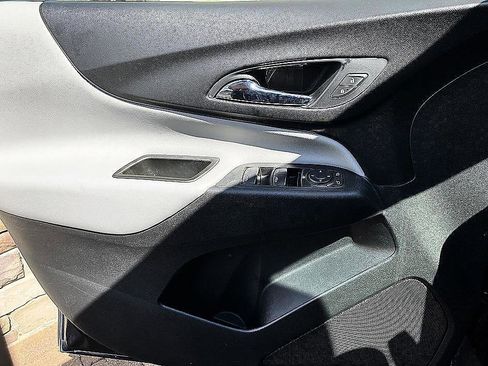 Used 2020 Chevrolet Equinox LS image 9