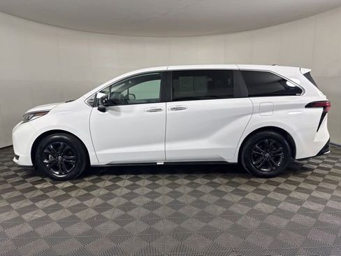 Used 2024 Toyota Sienna XSE AWD/4WD image 7