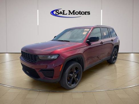 Used 2024 Jeep Grand Cherokee Altitude AWD/4WD image 4