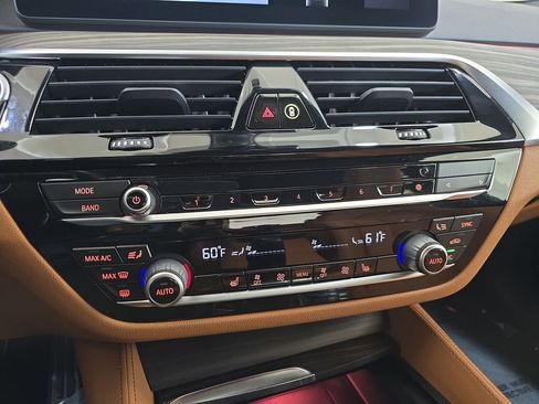 Certified 2022 BMW 530i xDrive w/ M Sport Package image 25