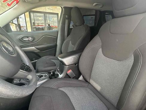 Used 2021 Jeep Cherokee Latitude FWD image 11