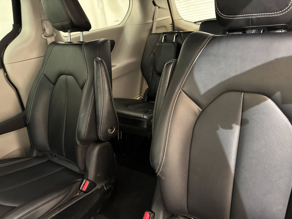 Used 2024 Chrysler Pacifica Limited FWD image 11