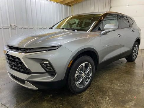 Used 2025 Chevrolet Blazer LT image 3