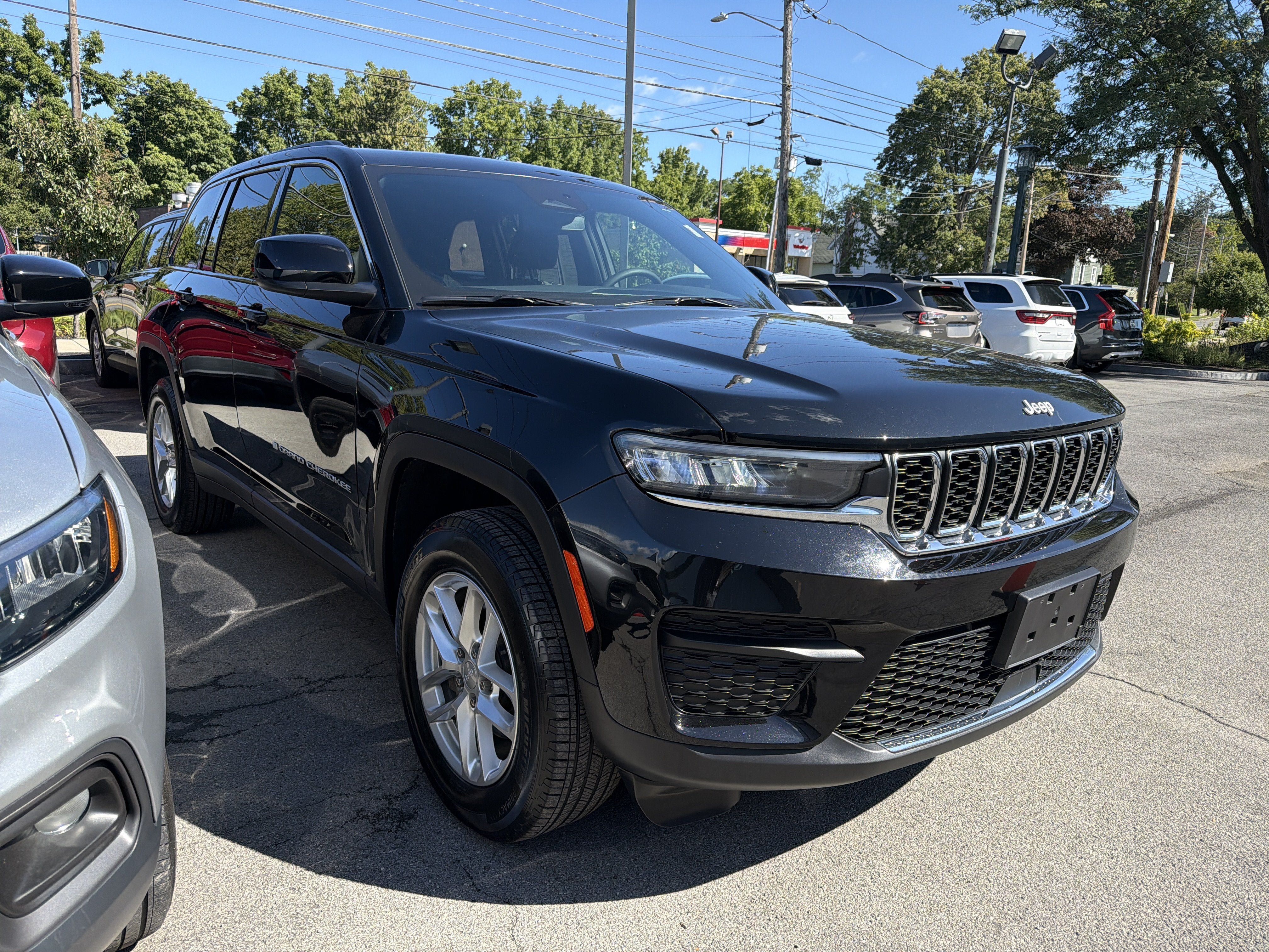 Used 2024 Jeep Grand Cherokee Laredo X w/ Luxury Tech Group I AWD/4WD image 2