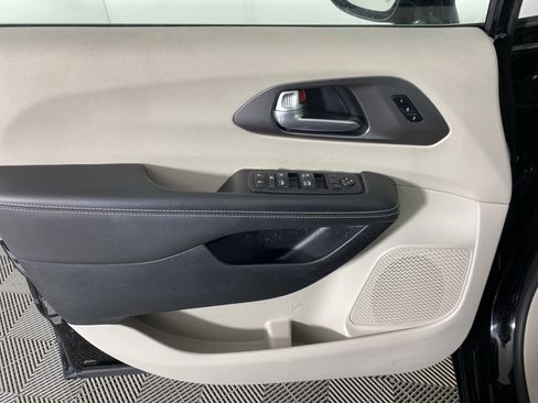 Used 2024 Chrysler Pacifica Touring-L image 13