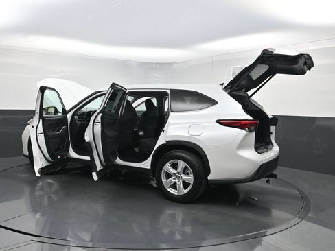Used 2023 Toyota Highlander LE FWD image 38
