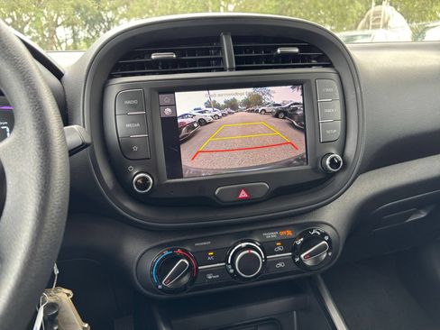 Used 2025 Kia Soul LX w/ LX Technology Package FWD image 17