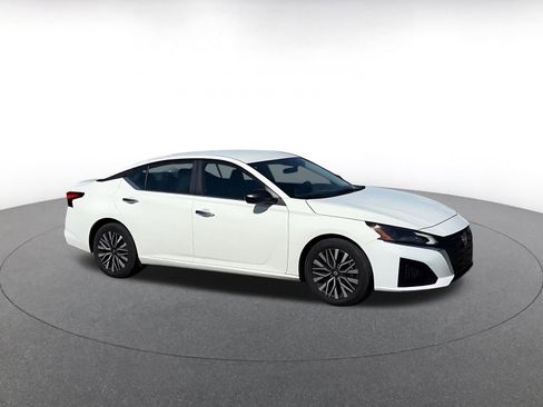 Used 2025 Nissan Altima 2.5 SV FWD image 2