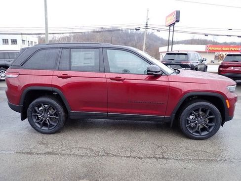 New 2025 Jeep Grand Cherokee Limited w/ MOPAR Finishing Package AWD/4WD image 8