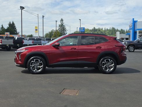 Certified 2025 Chevrolet Trax LT FWD image 6