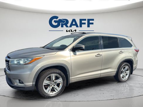 Used 2016 Toyota Highlander Limited Platinum w/ Four Season Floor Mat Package AWD/4WD image 2