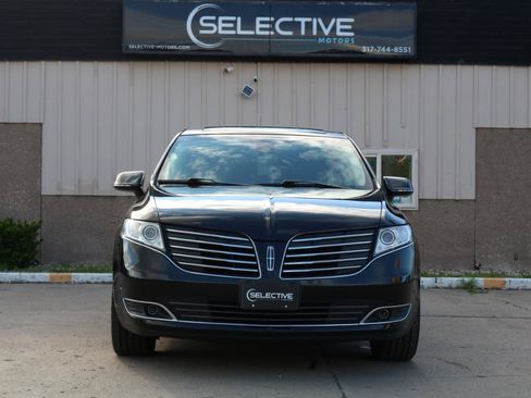 Used 2019 Lincoln MKT AWD image 2