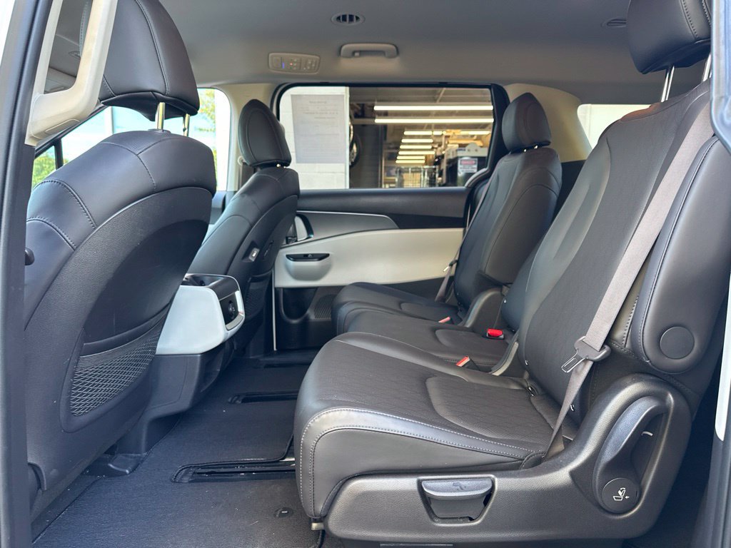 Used 2024 Kia Carnival LX FWD image 34