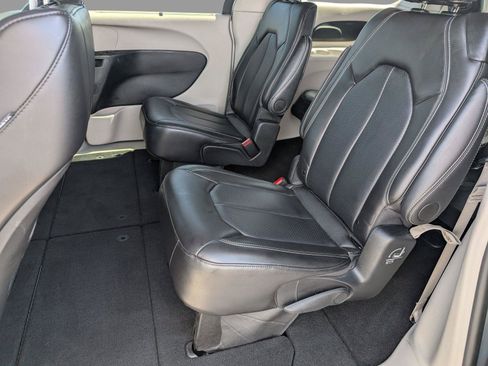Used 2024 Chrysler Pacifica Touring-L FWD image 31