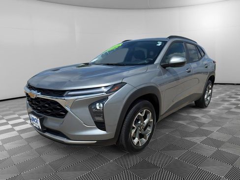 Used 2025 Chevrolet Trax LT FWD image 1