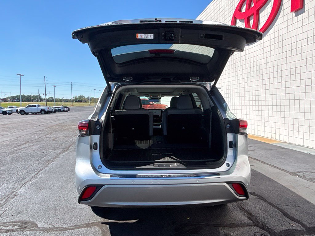 Used 2025 Toyota Highlander Platinum AWD/4WD image 32