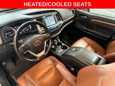 Used 2017 Toyota Highlander Limited AWD/4WD image 8