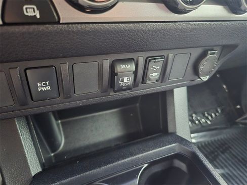 Used 2018 Toyota Tacoma 4x4 Double Cab image 17