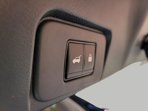 Used 2025 Nissan Rogue SL image 16