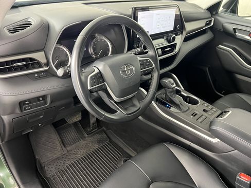 Used 2023 Toyota Highlander XLE AWD/4WD image 16