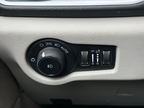 Used 2023 Chrysler Pacifica Touring-L FWD image 9