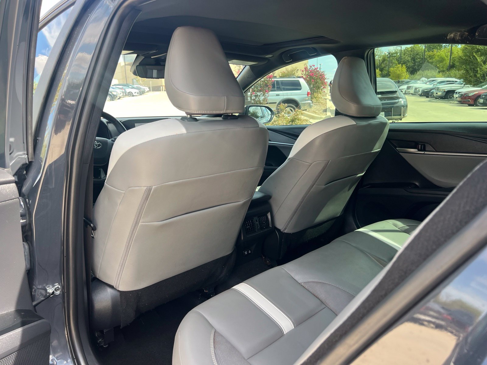 Used 2025 Toyota Camry SE w/ Convenience Package FWD image 8