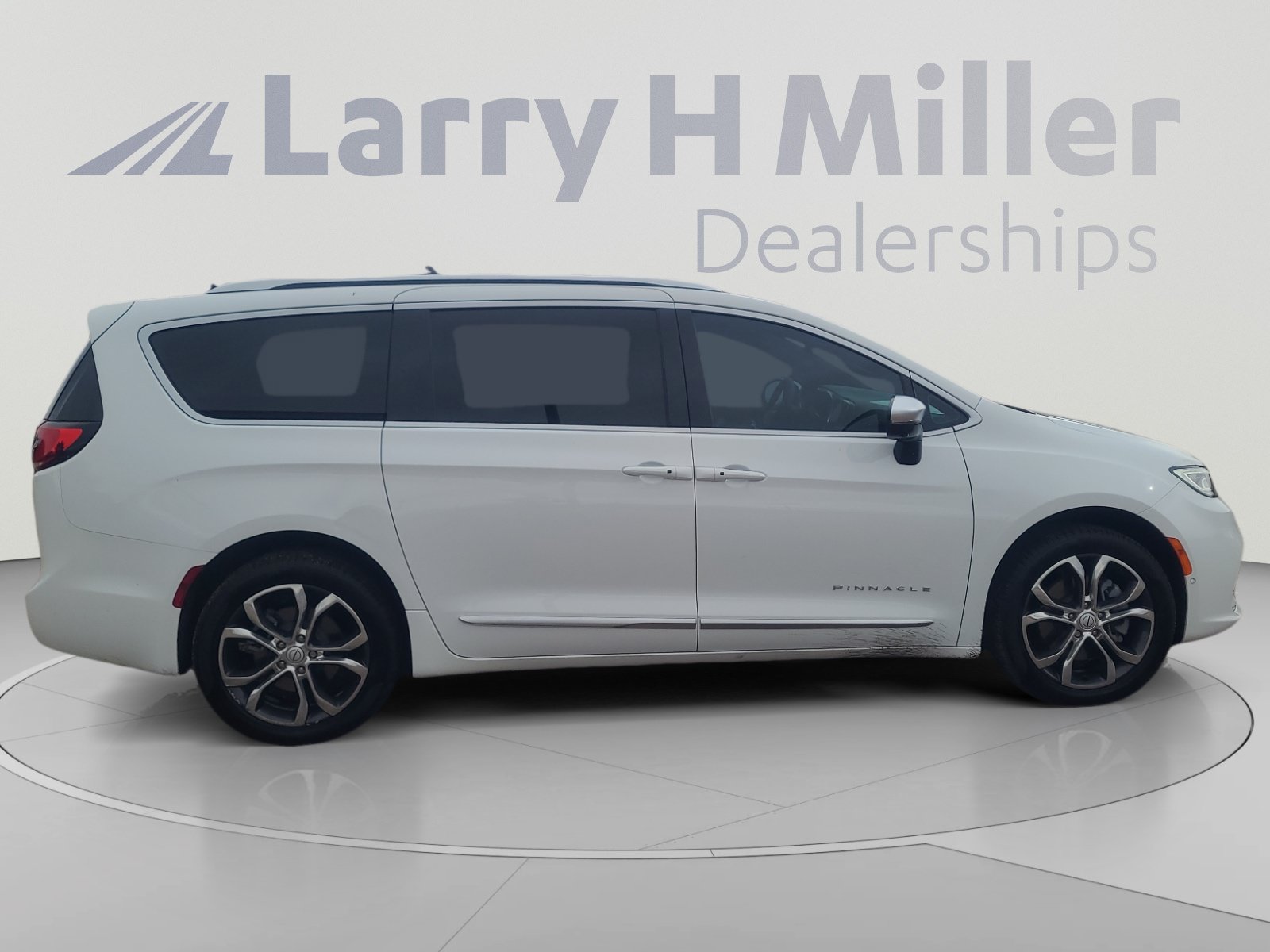 Used 2026 Chrysler Pacifica Pinnacle w/ Trailer Tow Group AWD/4WD image 6