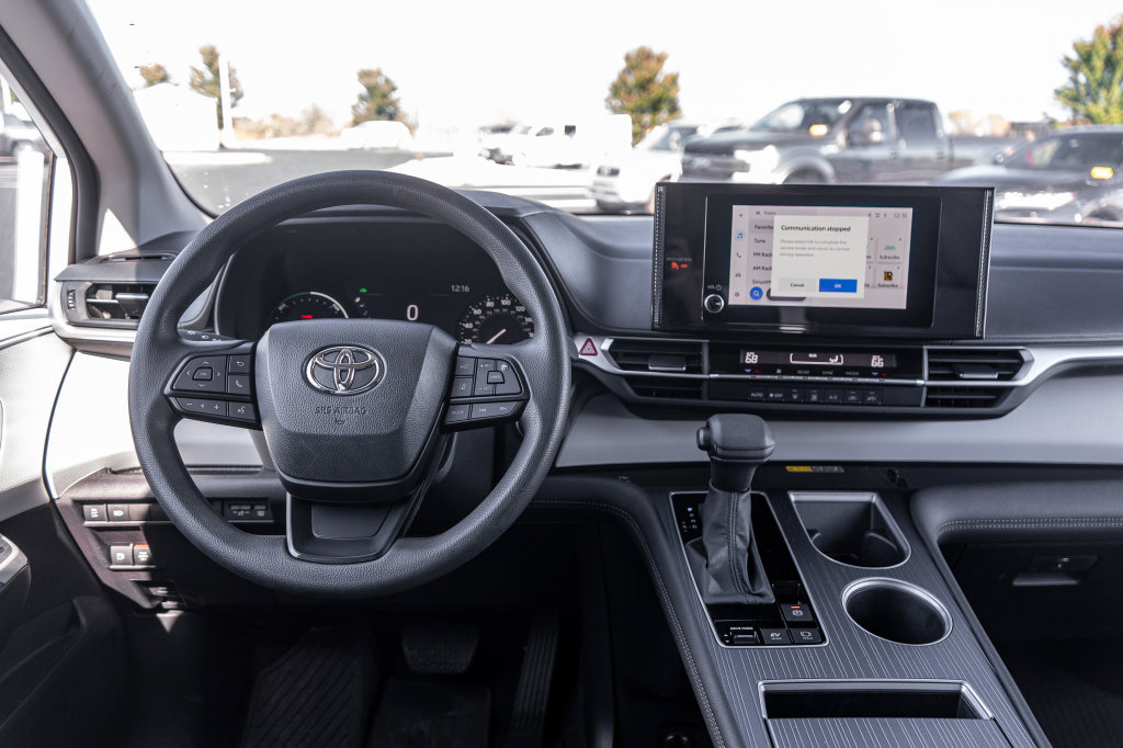 Used 2025 Toyota Sienna LE AWD/4WD image 16
