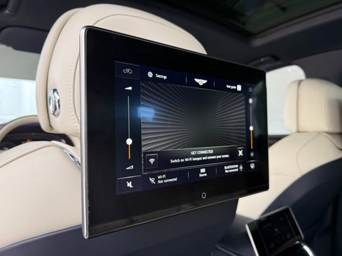 Used 2023 Bentley Bentayga Extended Wheelbase image 28