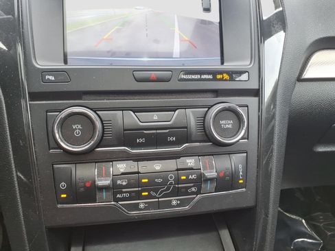Used 2018 Ford Explorer XLT w/ Equipment Group 202A AWD/4WD image 20