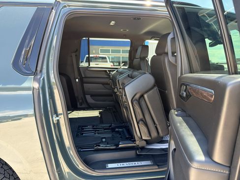 Used 2025 Chevrolet Suburban Z71 AWD/4WD image 21