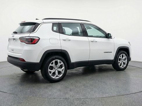 Used 2025 Jeep Compass Latitude image 9