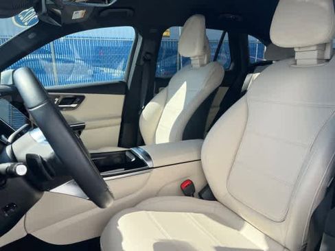Used 2025 Mercedes-Benz GLC 350e 4MATIC image 12