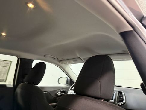 Used 2019 Jeep Cherokee Latitude w/ Comfort & Convenience Group AWD/4WD image 17