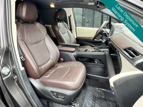 Used 2024 Toyota Sienna Platinum AWD/4WD image 8