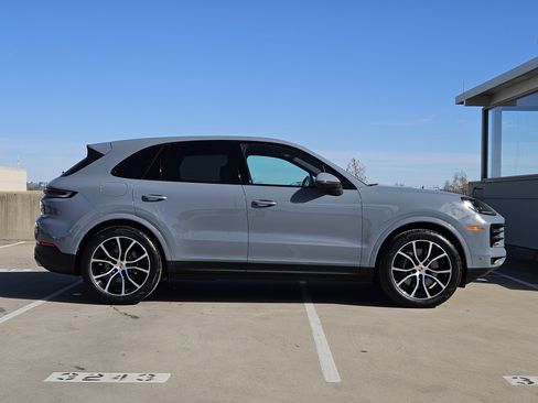 Certified 2025 Porsche Cayenne image 9