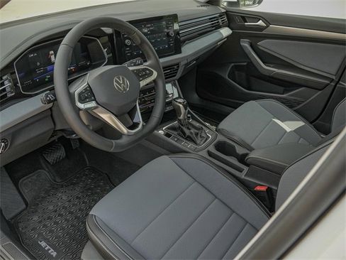 Certified 2025 Volkswagen Jetta SE image 8