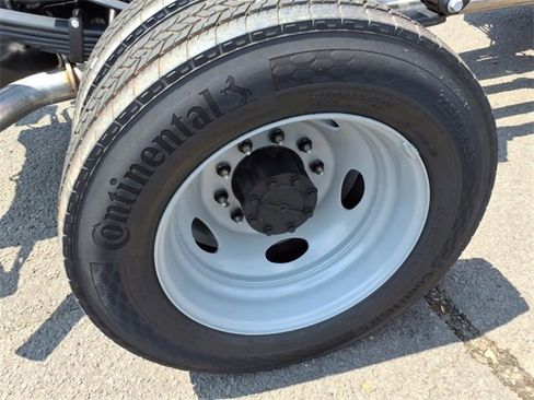 New 2025 Ford F550 4x4 Crew Cab image 7