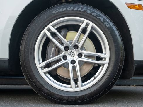 Certified 2022 Porsche Macan AWD/4WD image 15