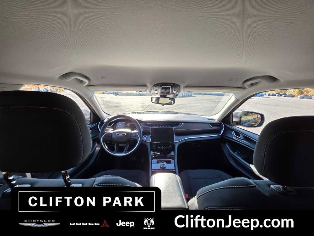 Used 2023 Jeep Grand Cherokee Laredo AWD/4WD image 21