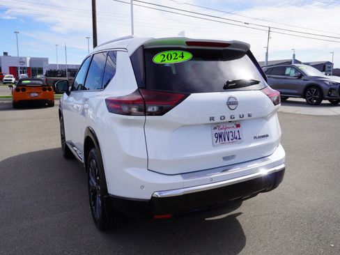 Used 2024 Nissan Rogue Platinum image 8