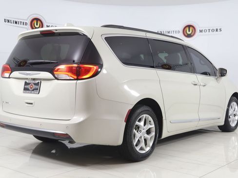 Used 2017 Chrysler Pacifica Touring-L w/ Tire & Wheel Group FWD image 3